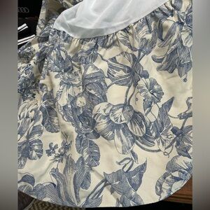 KingBedskirt by Waverly, blue/white Garden Room Toile, 15” drop. Ex cond.